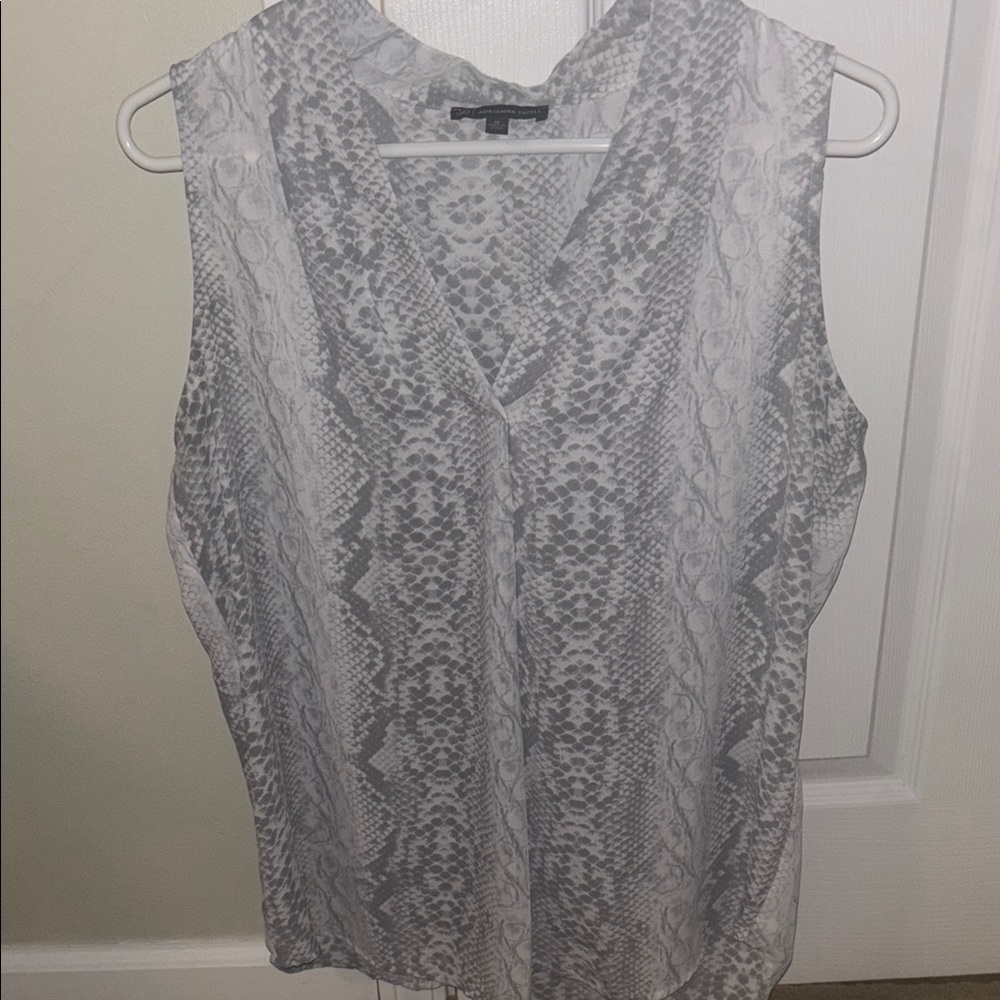 Adrianna Papell Gray and White Printed Sleeveless Women's Blouse. EUC!